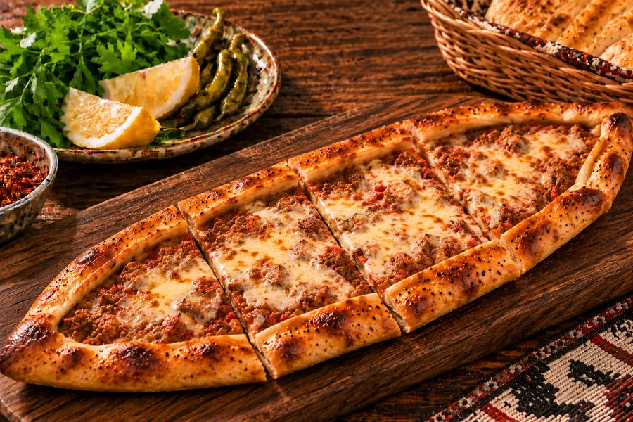 Kıymalı Kaşarlı Pide