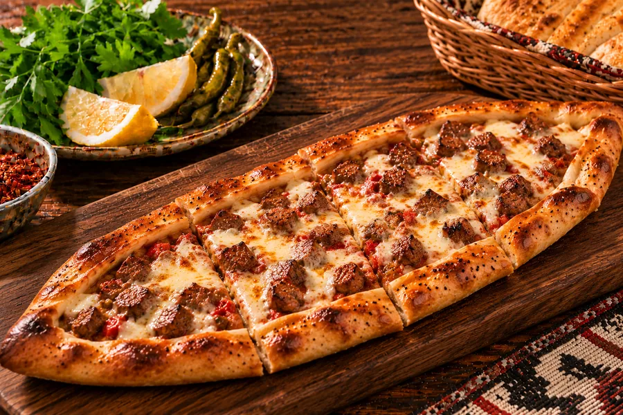 Kuşbaşılı Kaşarlı Pide