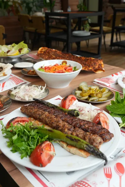 Kebap — Zırhla kıyılmış et, közde biber, Urfalı Şehzade