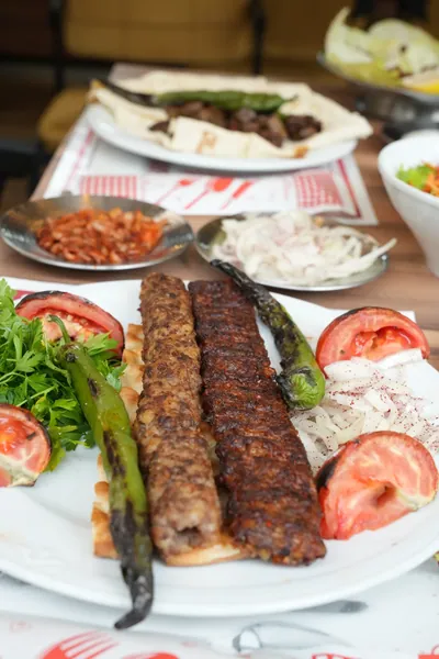 Kebap — Zırhla kıyılmış et, közde biber, Urfalı Şehzade
