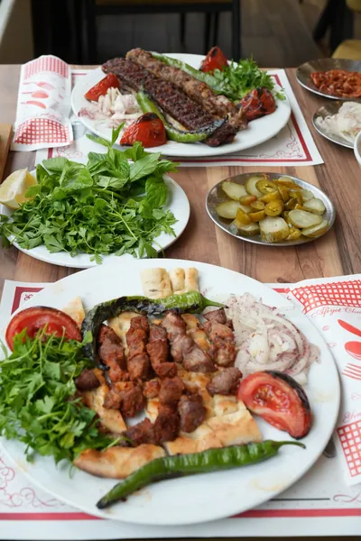 Kebap — Zırhla kıyılmış et, közde biber, Urfalı Şehzade