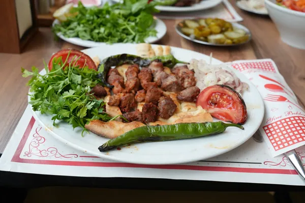 Kebap — Zırhla kıyılmış et, közde biber, Urfalı Şehzade