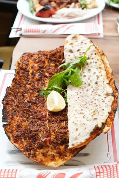 Pide & Lahmacun — İnce hamur, isotlu harç, Urfalı Şehzade