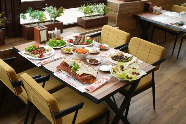 Sofra — Mezeler, ayran, sıcak ekmek, Urfalı Şehzade
