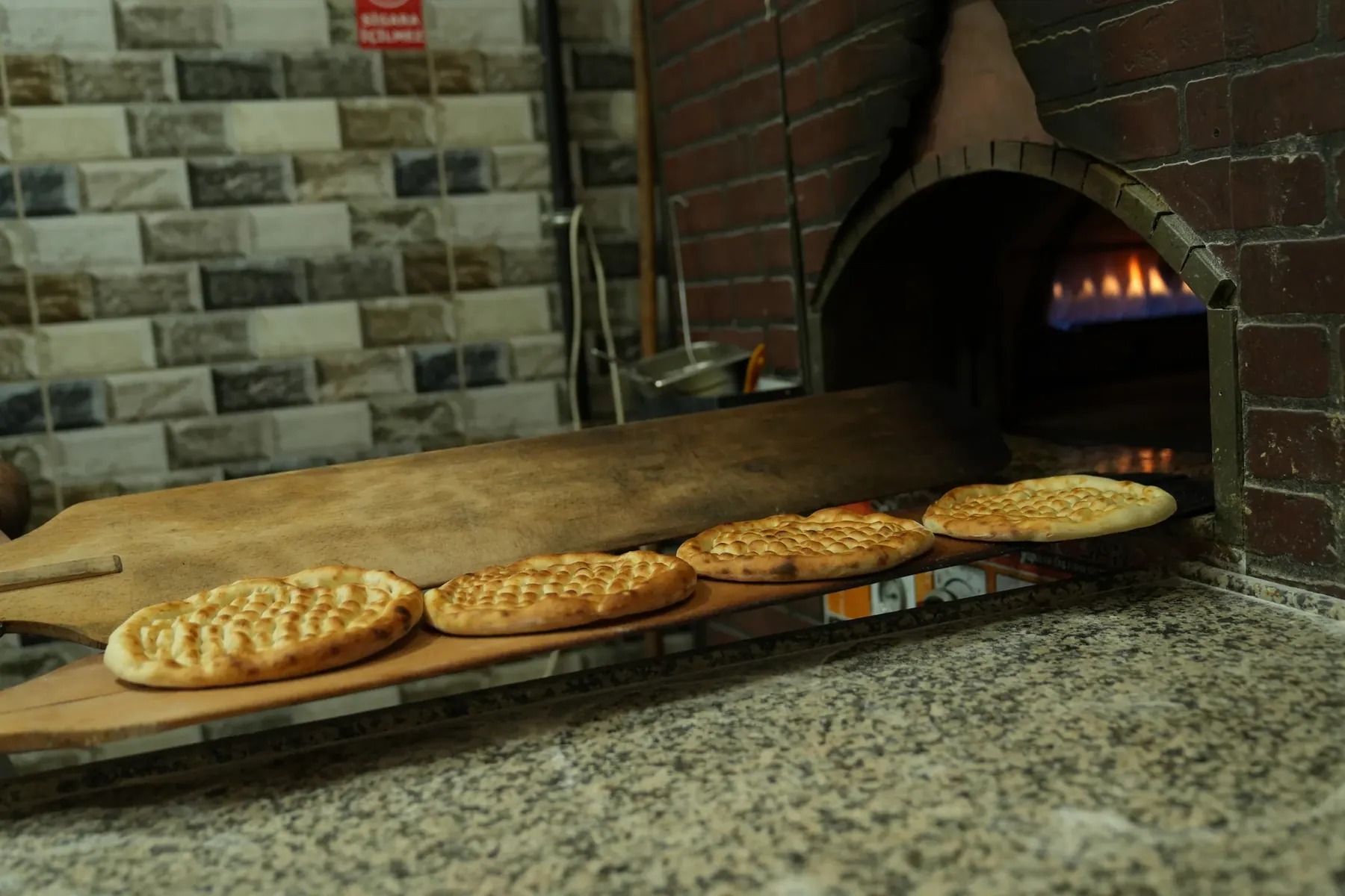 Urfalı Şehzade taş fırınında pişen tırnak ekmeği
